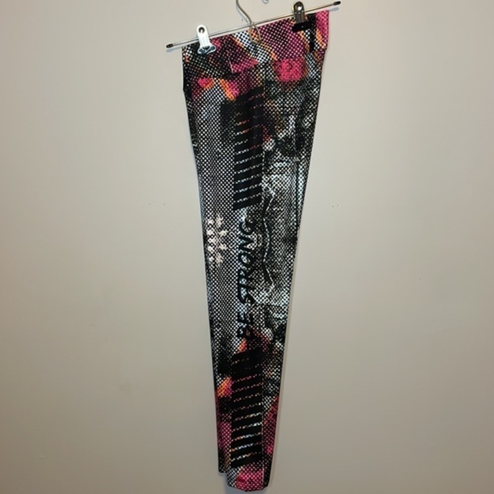 PRINT “Be strong” legging